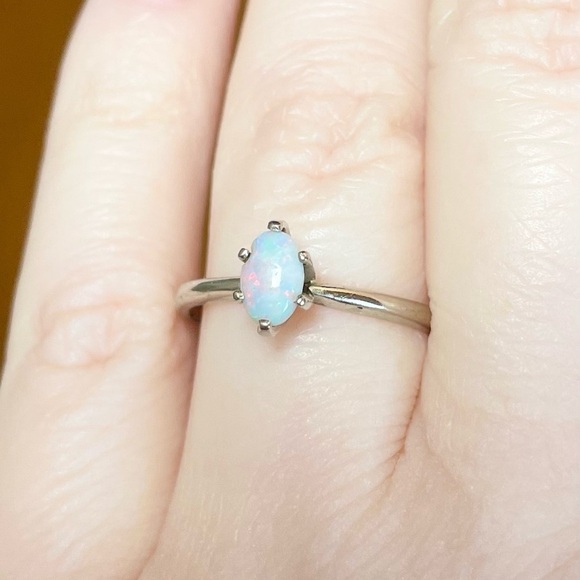 14K Fire Opal 6x3mm vintage rainbow iridescent oval Cabochon gold ring… - Picture 2 of 11